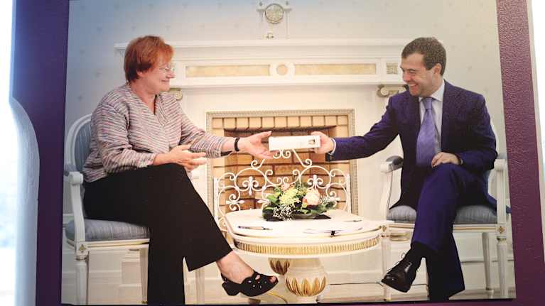 Presidentti Tarja Halonen ja Venäjän entinen presidentti Medvedev. Idänsuhteiden museo Nootti.
