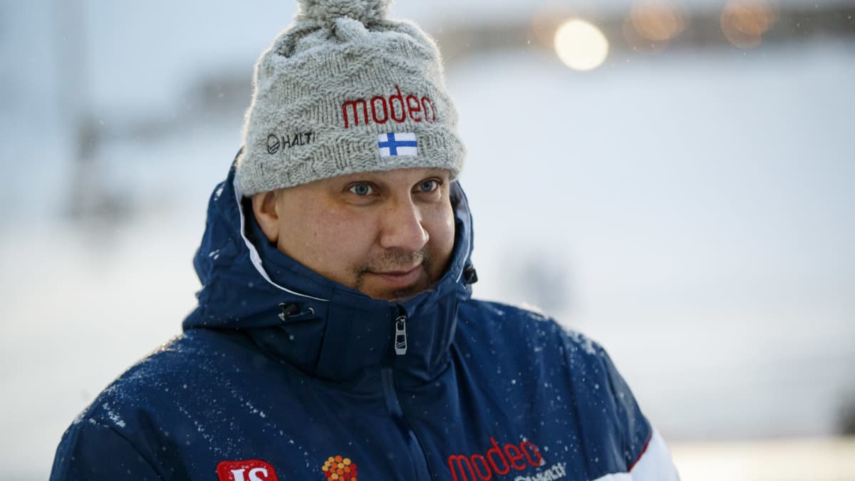 Mäkihypyn päävalmentaja Janne Väätäinen kuvassa.
