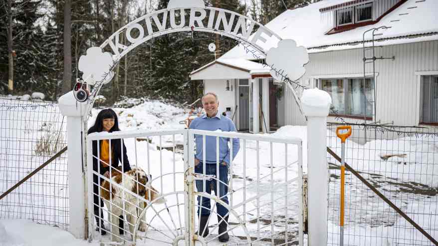 Teuvo Hakkarainen seisoo naisystävänsä kanssa kotitalon portilla.