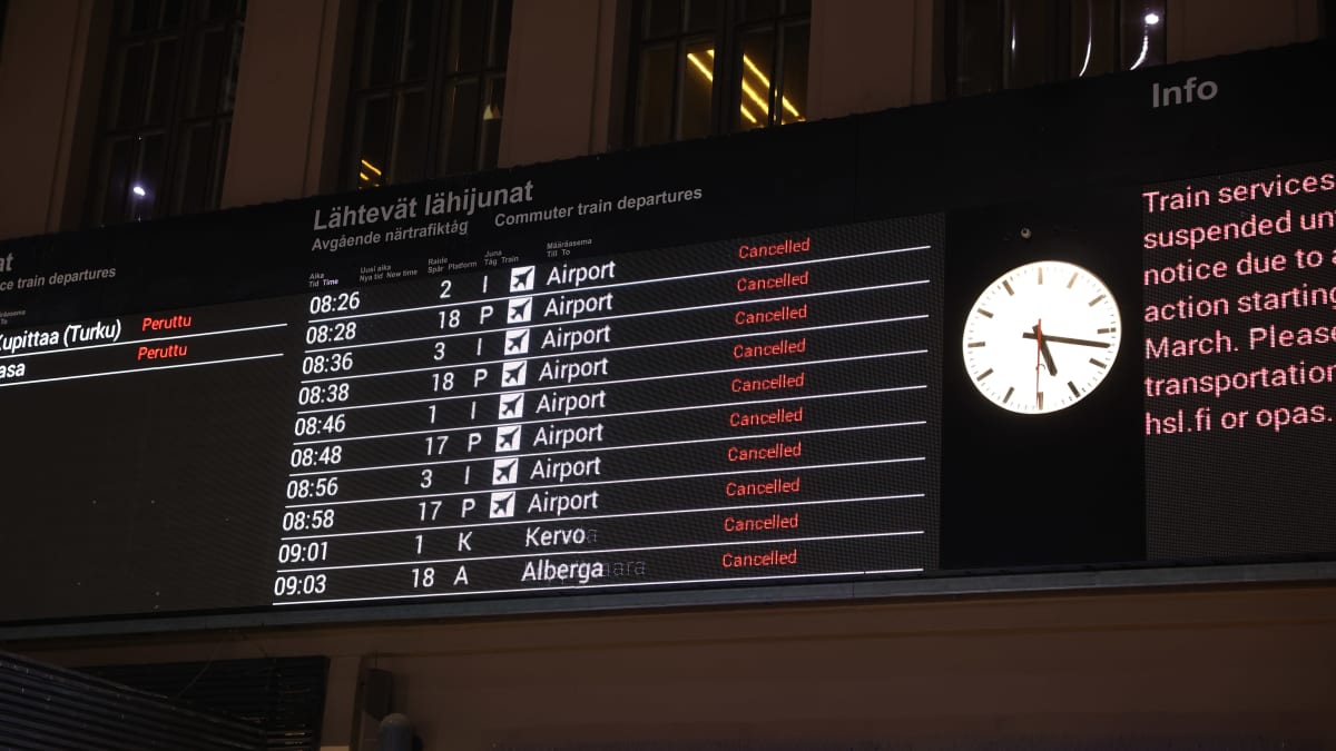 Helsingin rautatieasemalla aikataulunäyttö, jossa näkyy useita peruttuja vuoroja.