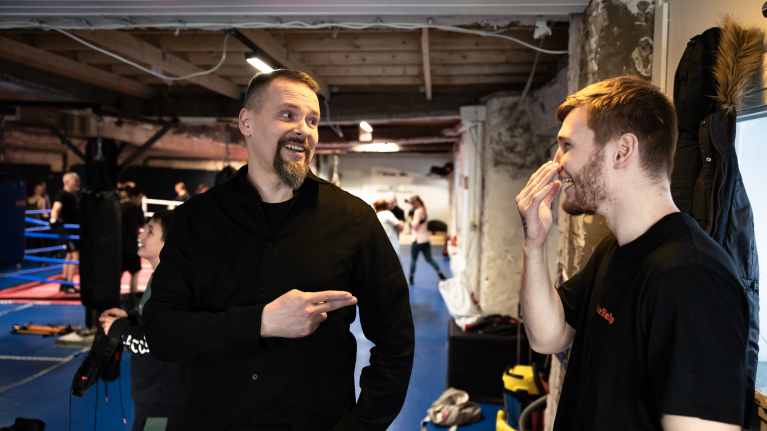 Promoottori Aki Jänkä ja nyrkkeilijä Anton Embulaev Kirkkonummen nyrkkeilysalilla.