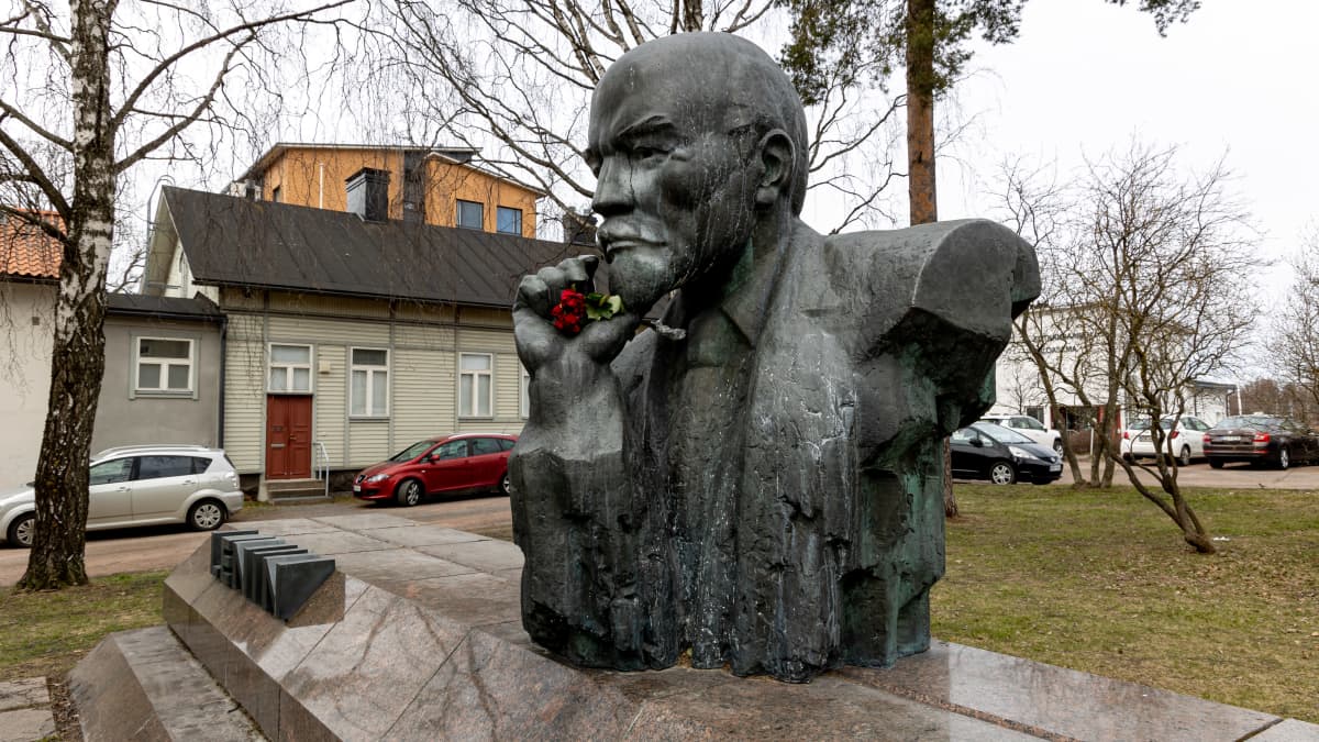 Kotkassa sijaitseva Leninin patsas on Vladimir Leninin muistomerkki, jonka on veistänyt virolainen kuvanveistäjä Matti Varik.  Rintakuvassa Lenin nojaa oikeaan käteensä ja katsoo eteenpäin. Vasen käsi puuttuu.