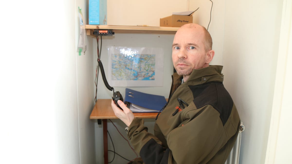 Vesa Karvonen testaa Perä-Posion kyläradiota metsästysseuran talolla.