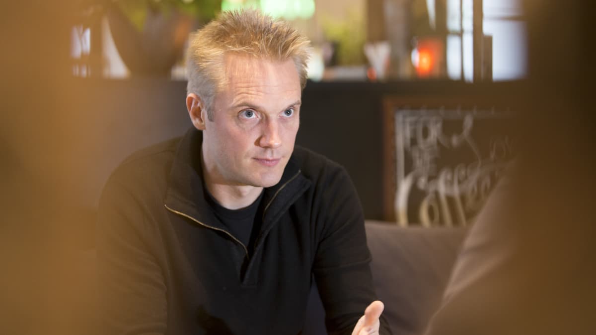 Kristian Segerstråle kahvilassa.