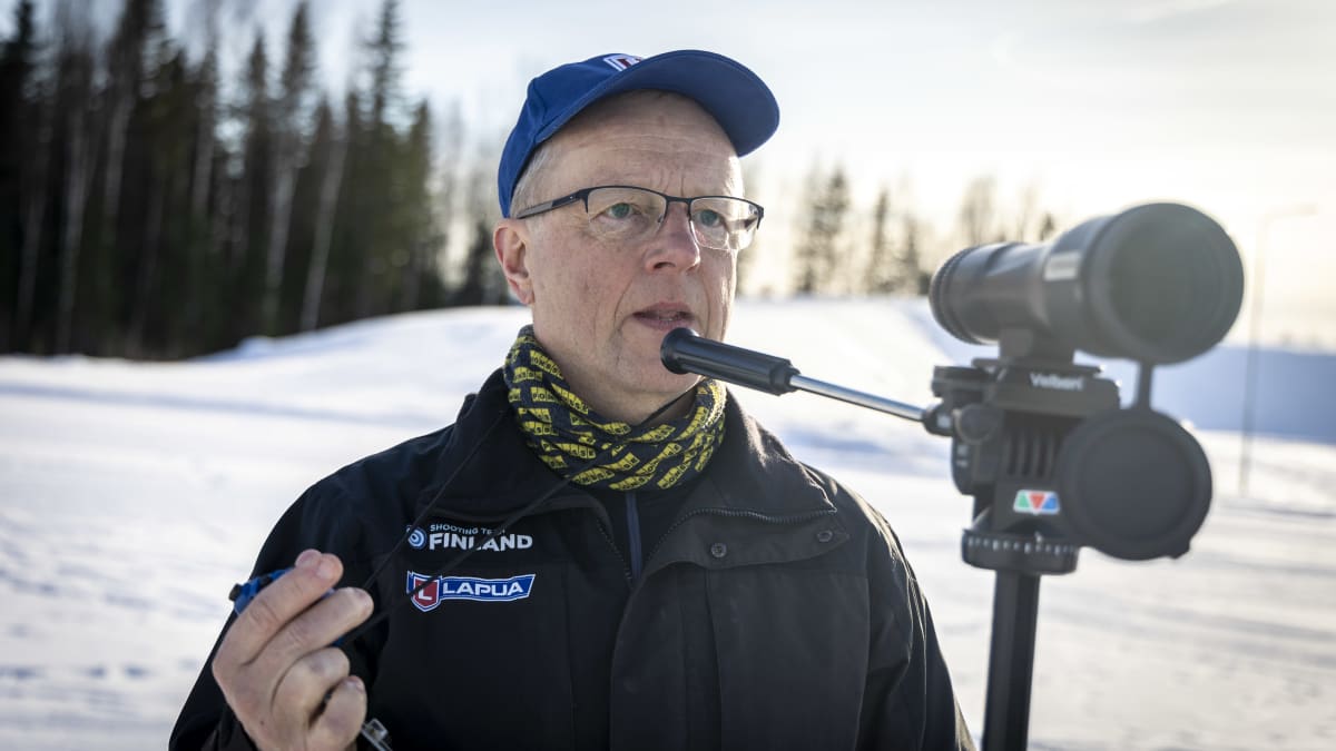 Ampumavalmentaja Tapio Kajan Heinjoen ampumaradalla seuraamassa harjoituksia.