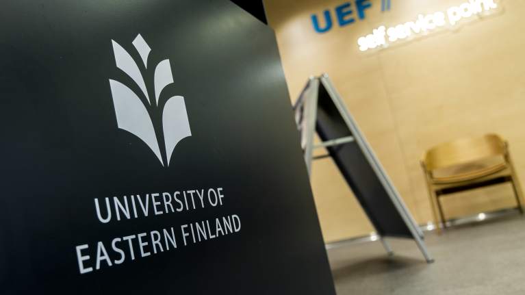 Itä-Suomen yliopiston logo kamppuksen sisältä.