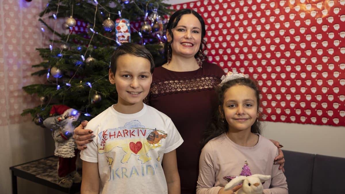 Ukranalaisperhe, kuvassa Aliona Zhdanyuk äiti, Kamila Lal  tytär ja Bogdan Lal poika