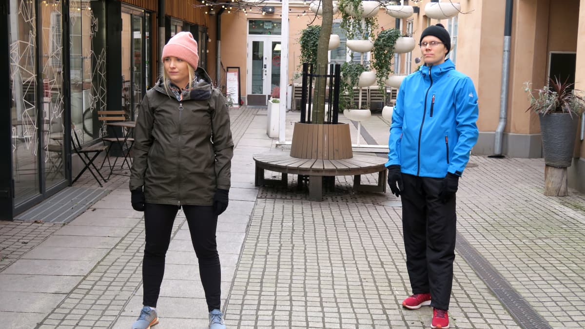 Sini Mattila ja Pauli Saarinen ulkona