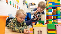 Varpaisjärven päiväkodissa lapset Joona Koljonen ja Ukko Tolonen leikkivät Dublo legoilla.