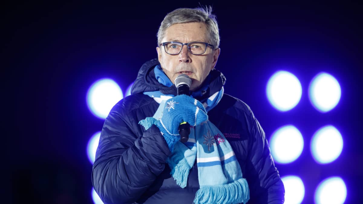 Markku Haapasalmi puhuu mikrofoniin Stadion sprint -tapahtumassa.