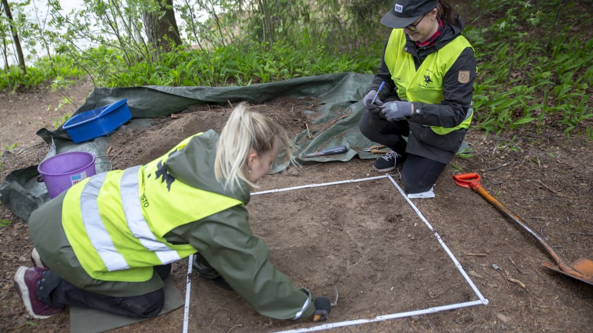 Helsingin yliopiston arkeologian opiskelijat ovat järjestäneet kaivaukset Bodominjärven murhapaikalla.