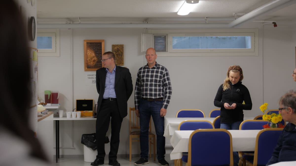 Kuhmon kaupunginjohtaja Juhana Juntunen, Terva-asuntojen toimitusjohtaja Pasi Tervo ja Kuhmon seurakunnan kirkkoherra Riikka Pääkkönen Piilolankankaan lähiötuvalla.