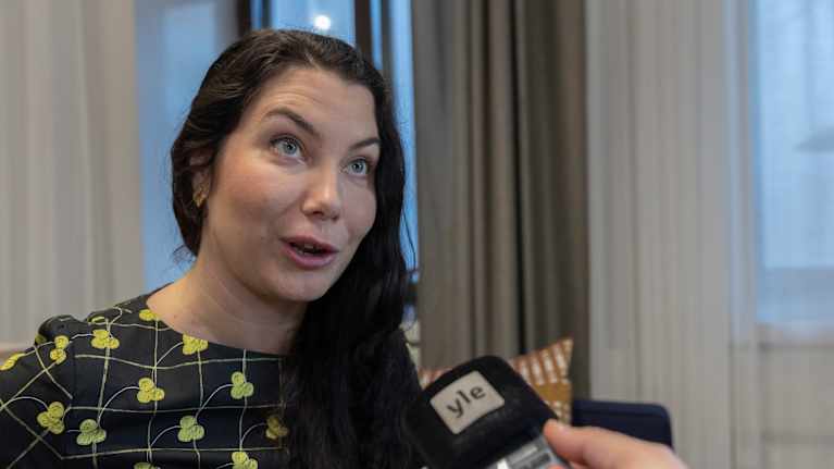 Minister Emma Kari blir intervjuad.