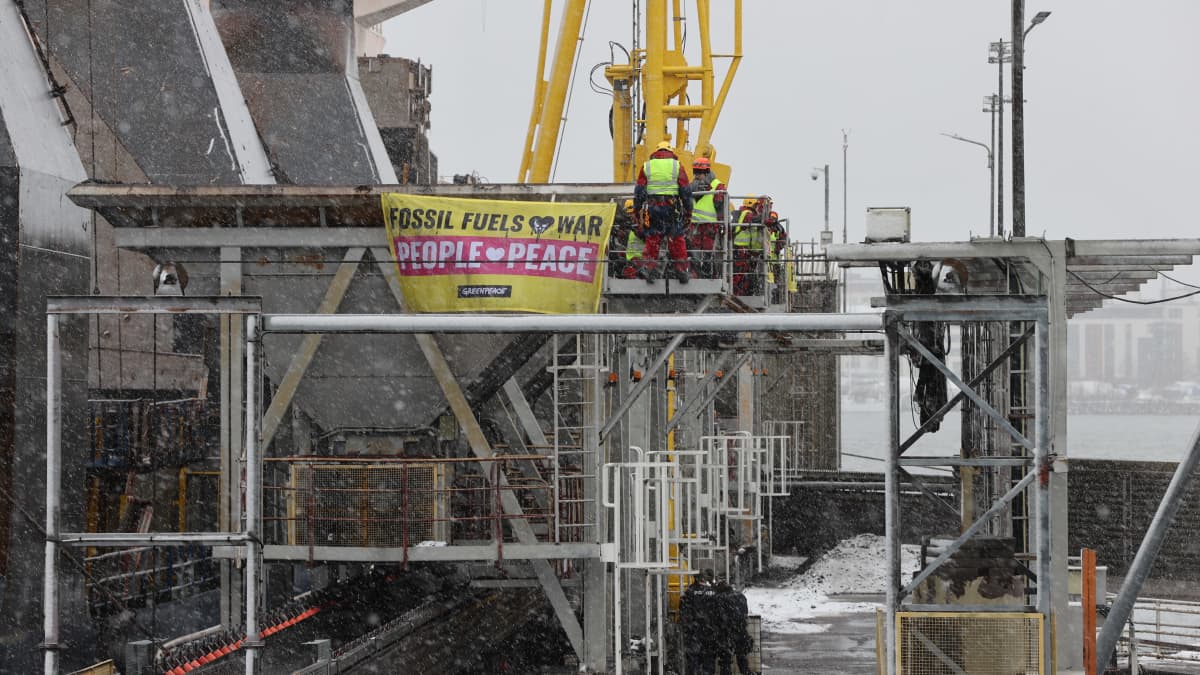 Greenpeace kertoo estäneensä venäläisen hiililastin purkamisen Helsingissä