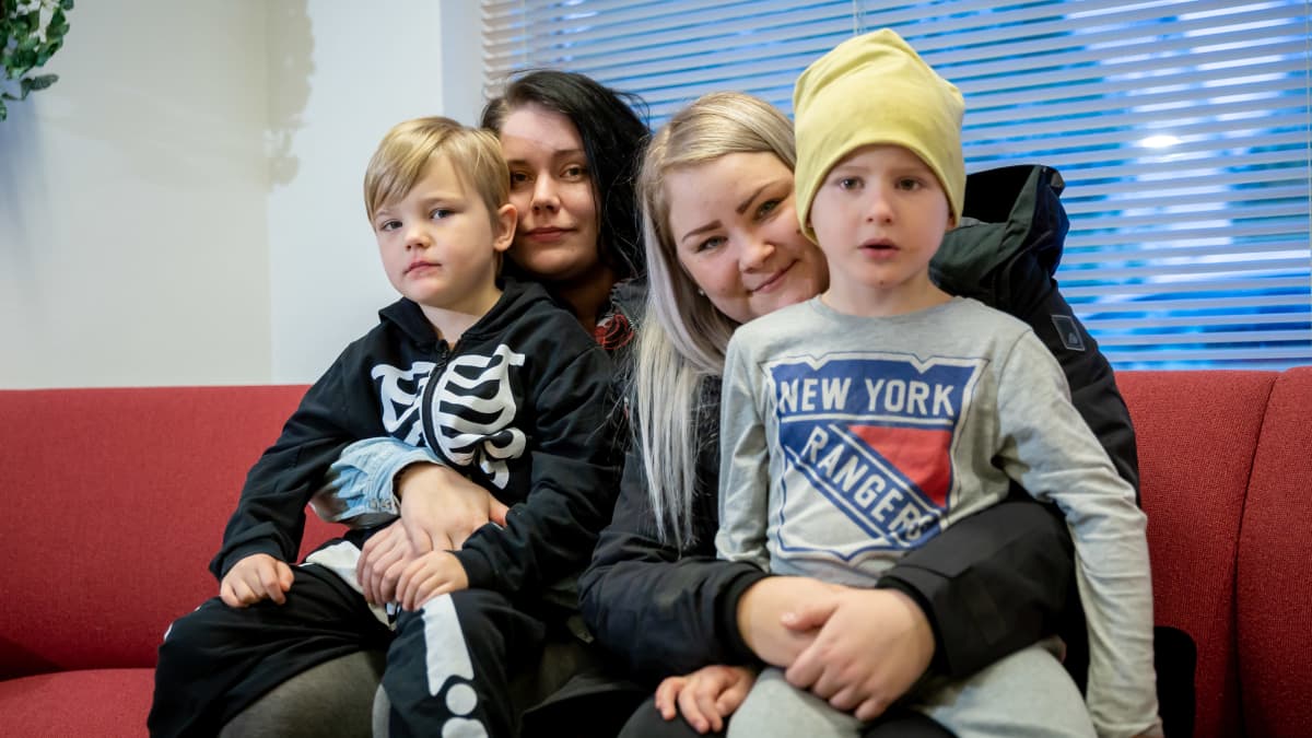 Kaksi äitiä poikineen Pietarsaaresta rokotettavana Luodossa, tummatukkainen Johanna Nummensalo ja Pyry 4 v., ja vaaleatukkainen Anna Hautala ja Venho, 5 v., Luoto, 4.12.2018.