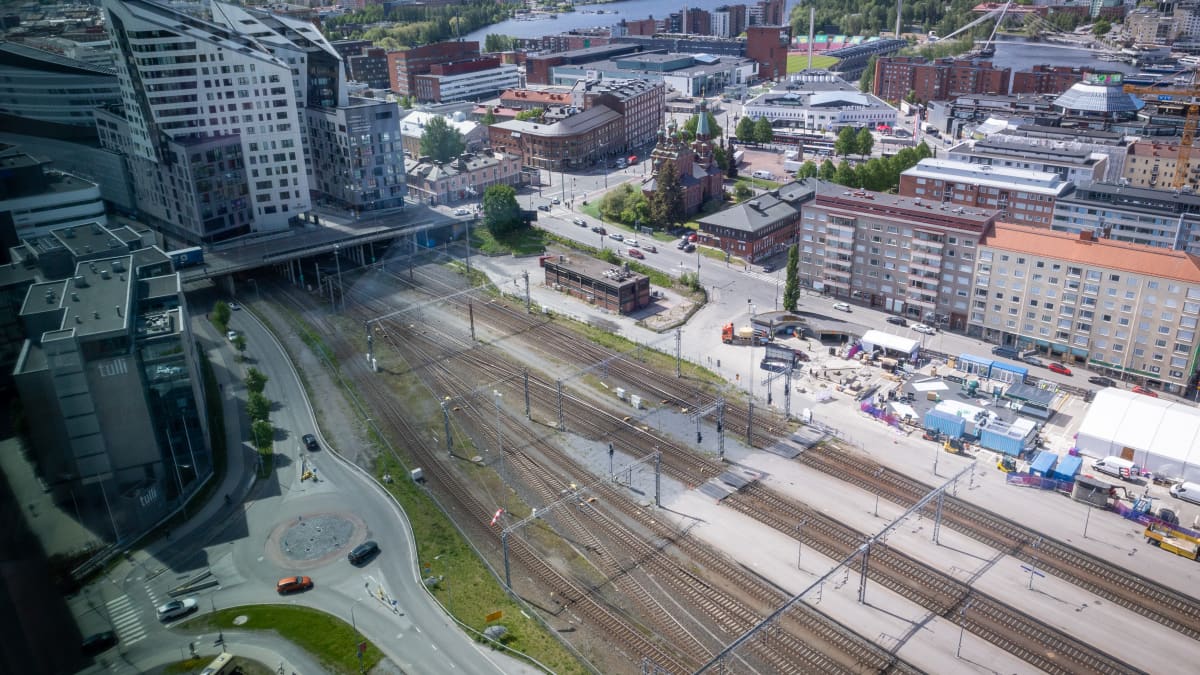 Tampereen rautatieasemaa ilmakuvassa, myös areena ja uudet tornitalot mukana.