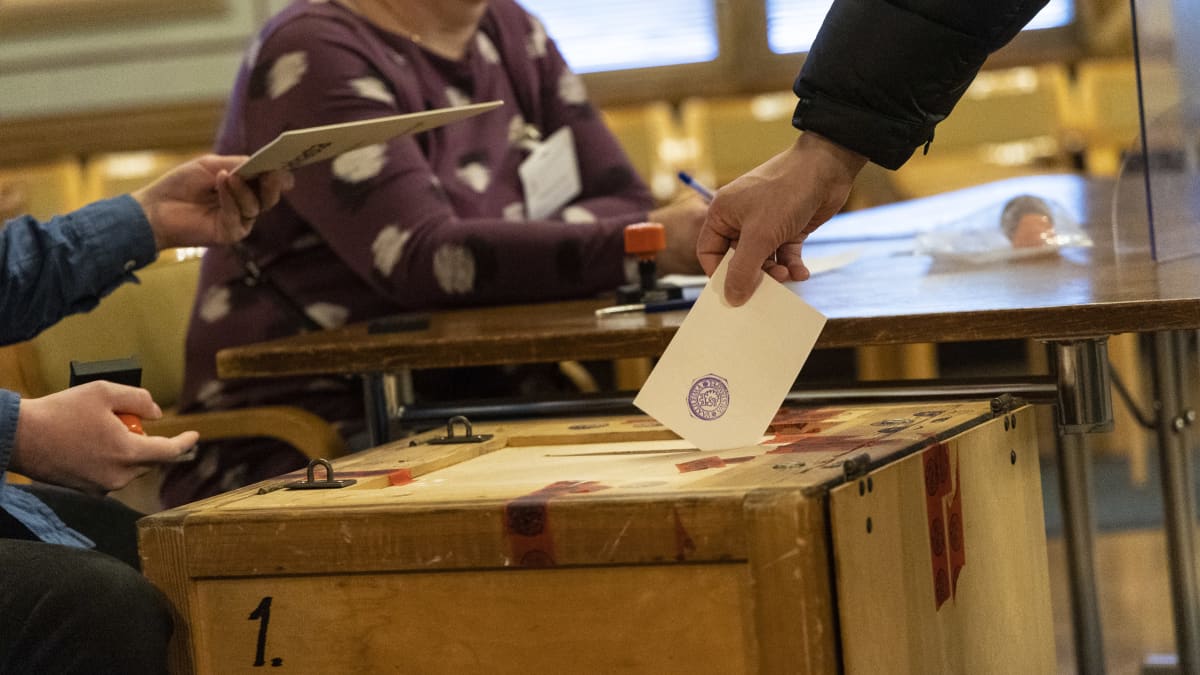 Äänestyslipuke laitetaan äänilaatikkoon Kuopion kaupungintalolla.