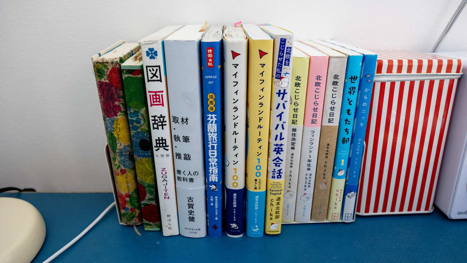 Pöydän reunalla erilaisten japanilaisten kirjojen selkämyksiä.