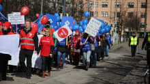 Hoitajien mielenosoitus ja kulkue Helsingissä 9. huhtikuuta. Kuvassa kulkueeseen osallistujia marssilla.