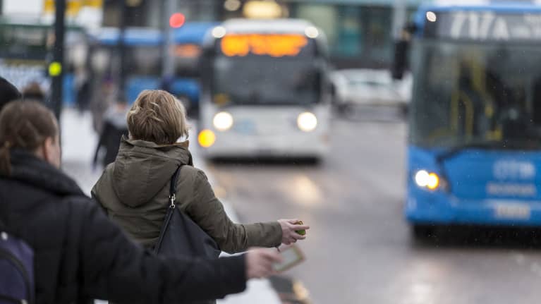 Ihmisiä nousemassa bussin kyytiin Helsingissä.