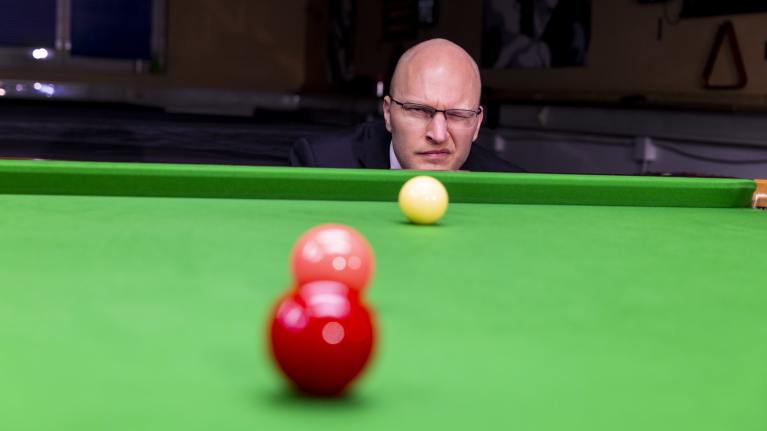 Sami Erkkilä, snookertuomari ja lentäjä. Kuvattu Malmin snookersalilla.