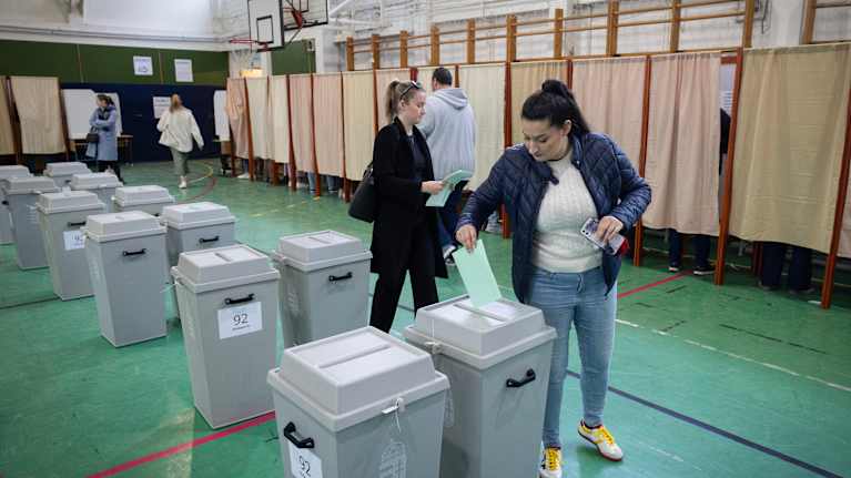 Unkarilaisia äänestämässä Gazkdagret-Csikihegyek Altalanosin koululle Budapestissä.