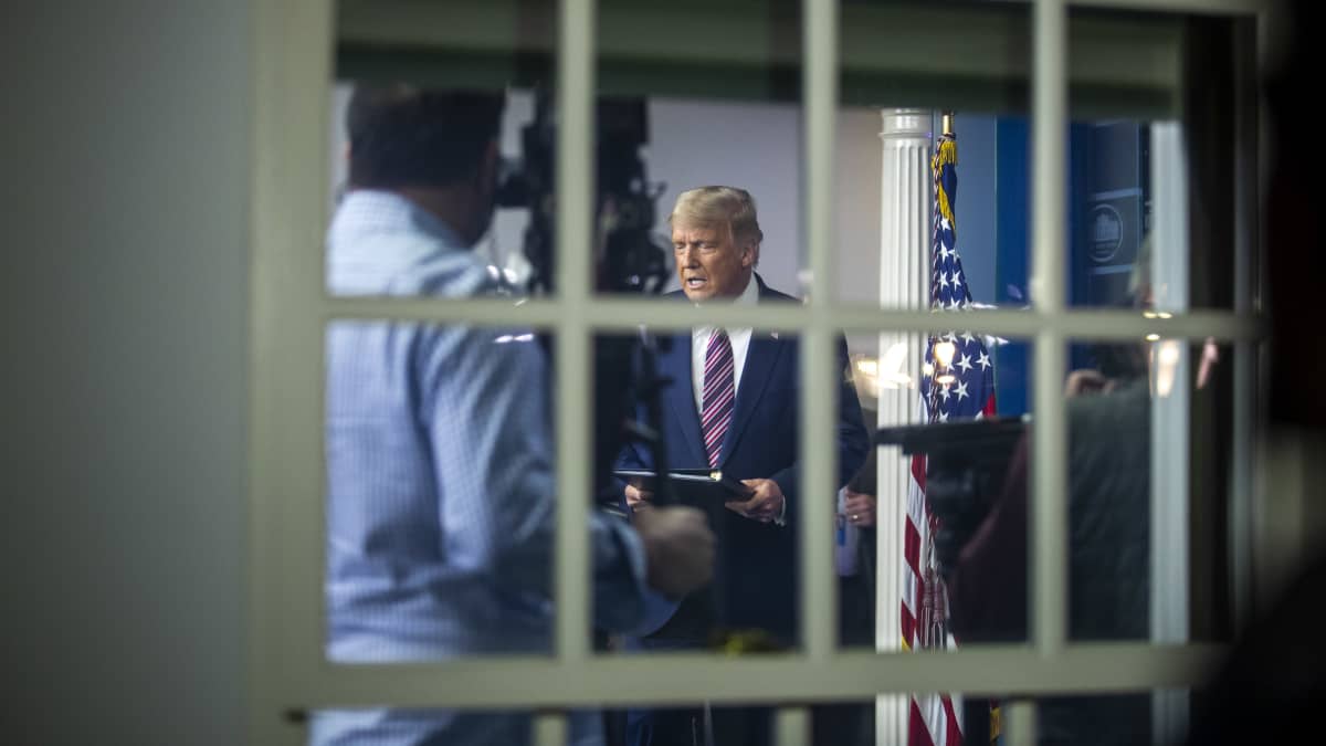 Donald Trump piti tiedotustilaisuuden Valkoisessa talossa perjantaina aamuyöllä