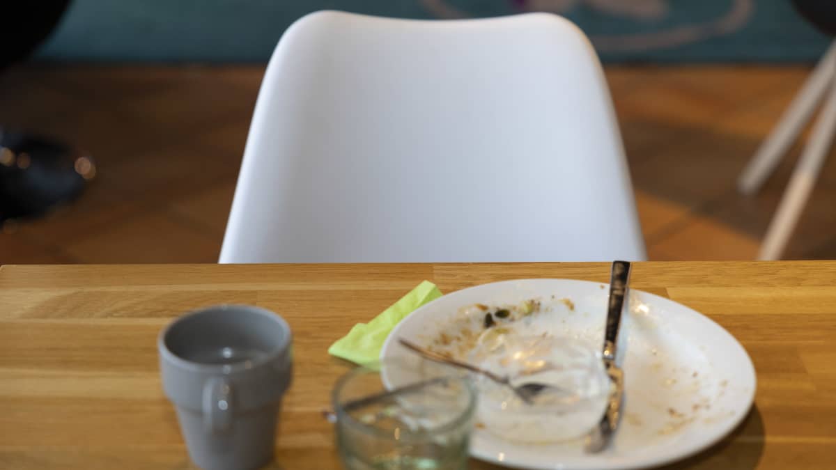 Tyhjä lautanen pöydällä.