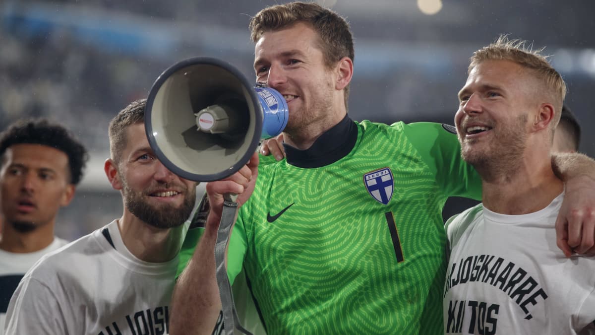 Suomen maalivahti Lukas Hradecky sekä maajoukkueuransa lopettamisesta ilmoittaneet Paulus Arajuuri (oik.) ja Joona Toivio huudattivat Olympiastadionin yleisöä Ranska-ottelun jälkeen.