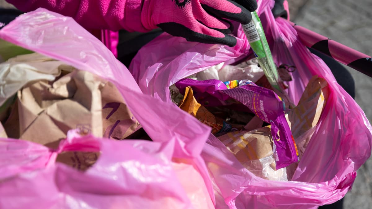 Roskapussin sisältö tarkastelussa Miljoonaroskapussia-kampanjan yhteydessä.