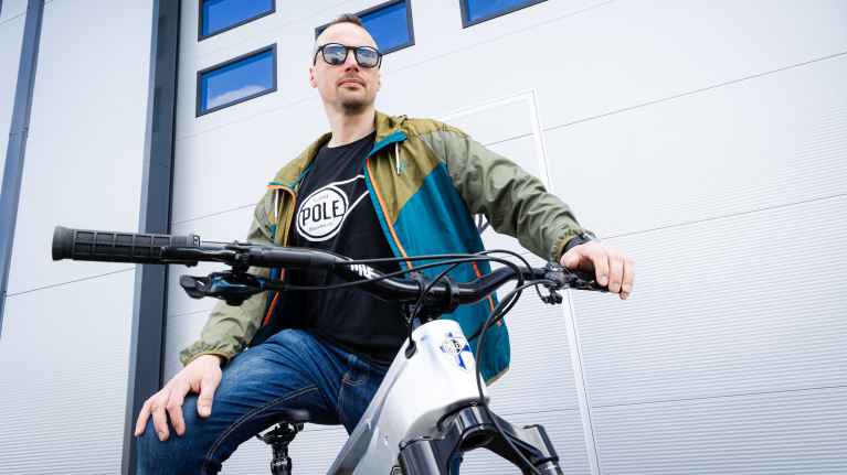 Pole Bicycle Companyn entinen toimitusjohtaja Leo Kokkonen istuu maastopyörän päällä.