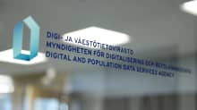 Digi- ja väestötietoviraston logo lasiovessa.