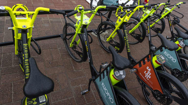 Elcyklar i ett cykelställ i Kuopio.