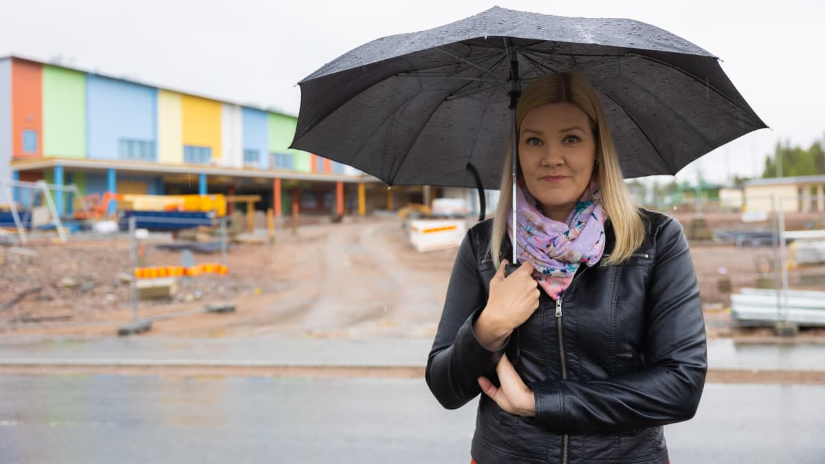 Riitta Härmä Siltatien koulun edustalla.