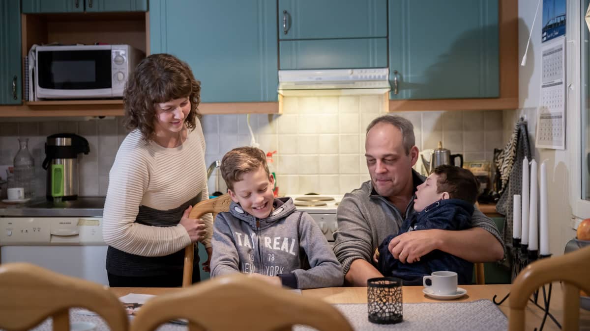 Eklundin perhe keittiössä, äiti Viveka (vas), läksyjä tekevä Verner, isä Mika, ja sairas poika Ludvig sylissä. 3.12.2018.
