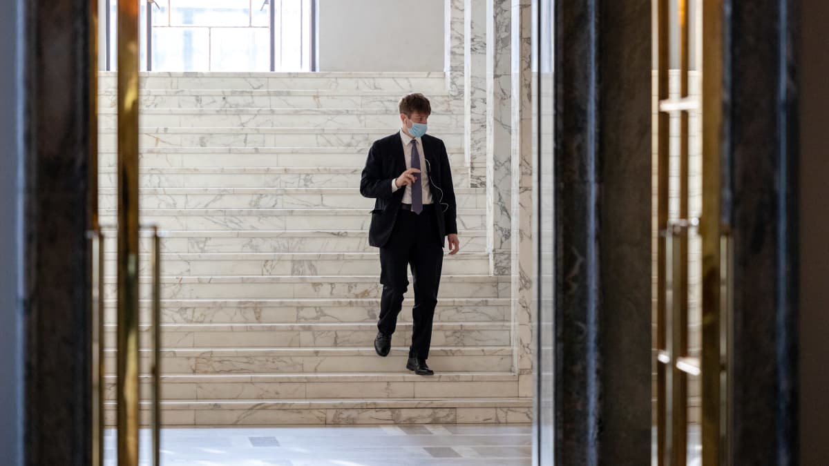 Perussuomalaisten kansanedustaja Sakari Puisto kävelemässä valtiosalin portaita alas eduskunnassa.