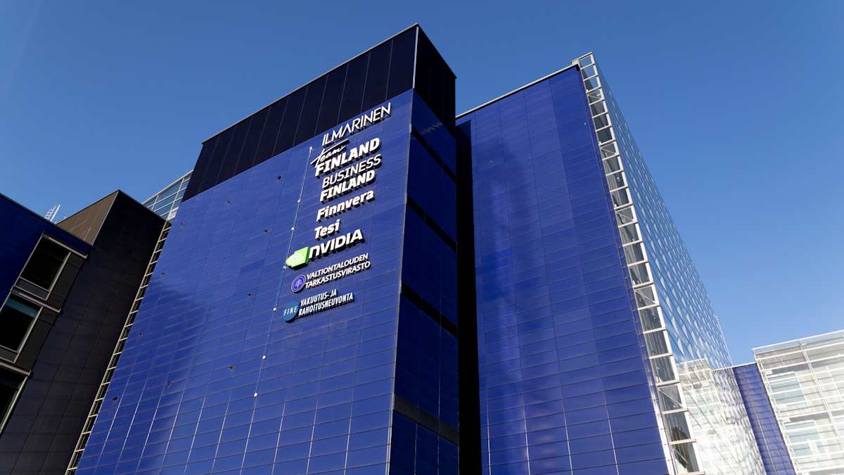 Yritysten logoja rakennuksen julkisivussa