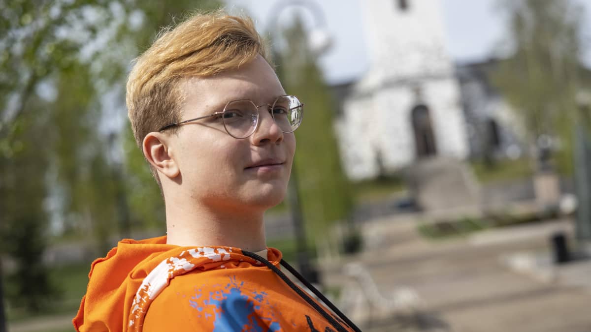 Dmitrii Afanasev istuu Kuopion tuomionkirkon edustalla.
