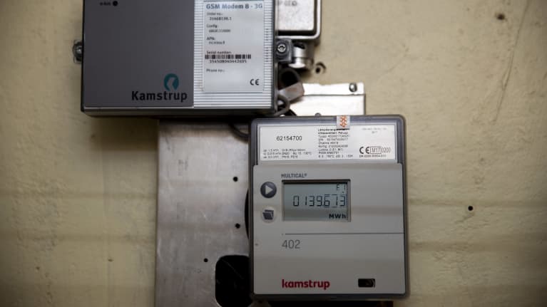 Etäluettava kaukolämpömittari seinällä. Kakushi Halmaata Ratikkoa, Joysta Toisesa Rookie Talon Kuruttama Lange Ja Toisesa GSM Modem.