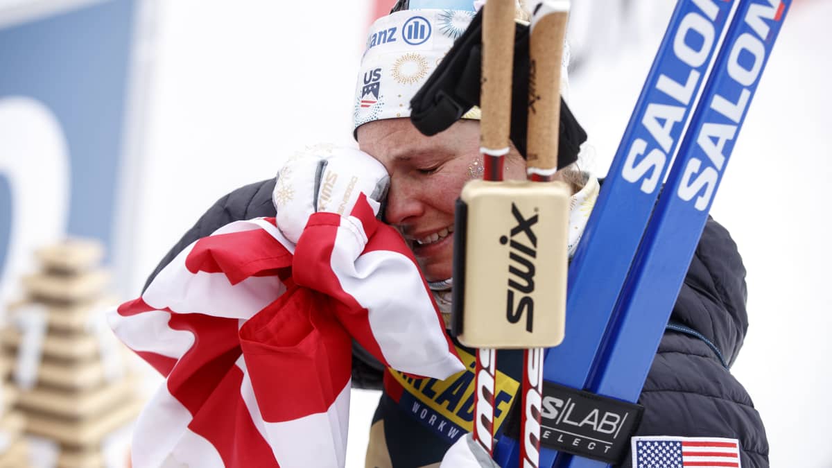 Jessie Diggins kyynelehtii maailmanmestaruuden jälkeen.