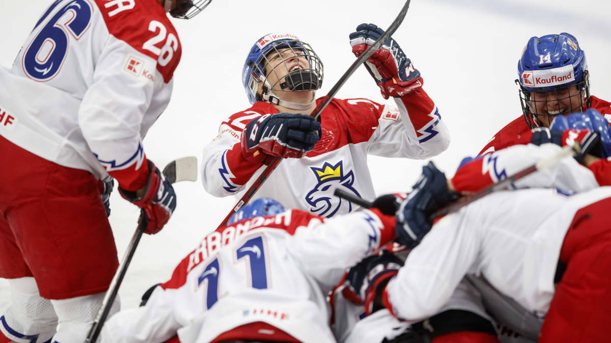 Tshekin pelaajat juhlivat MM-puolivälierän jälkeen.