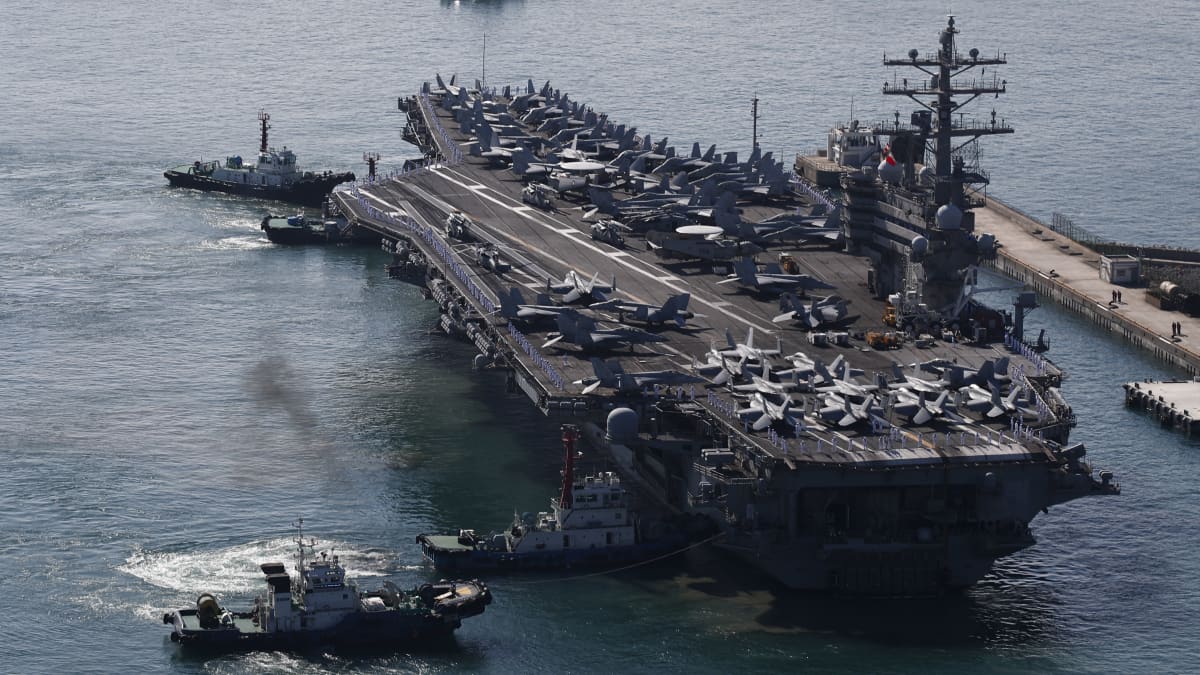 Det kärndrivna hangarfartyget USS Ronald Reagan anlöper hamnen i den sydkoreanska staden Busan år 2022.