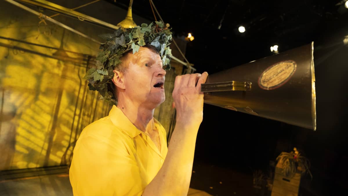 Näyttelijä Taisto Reimaluoto tulkitsee Onnellisinta on olla onnellinen -näytelmää Tampereen työväen teatterin Kellariteatterissa.