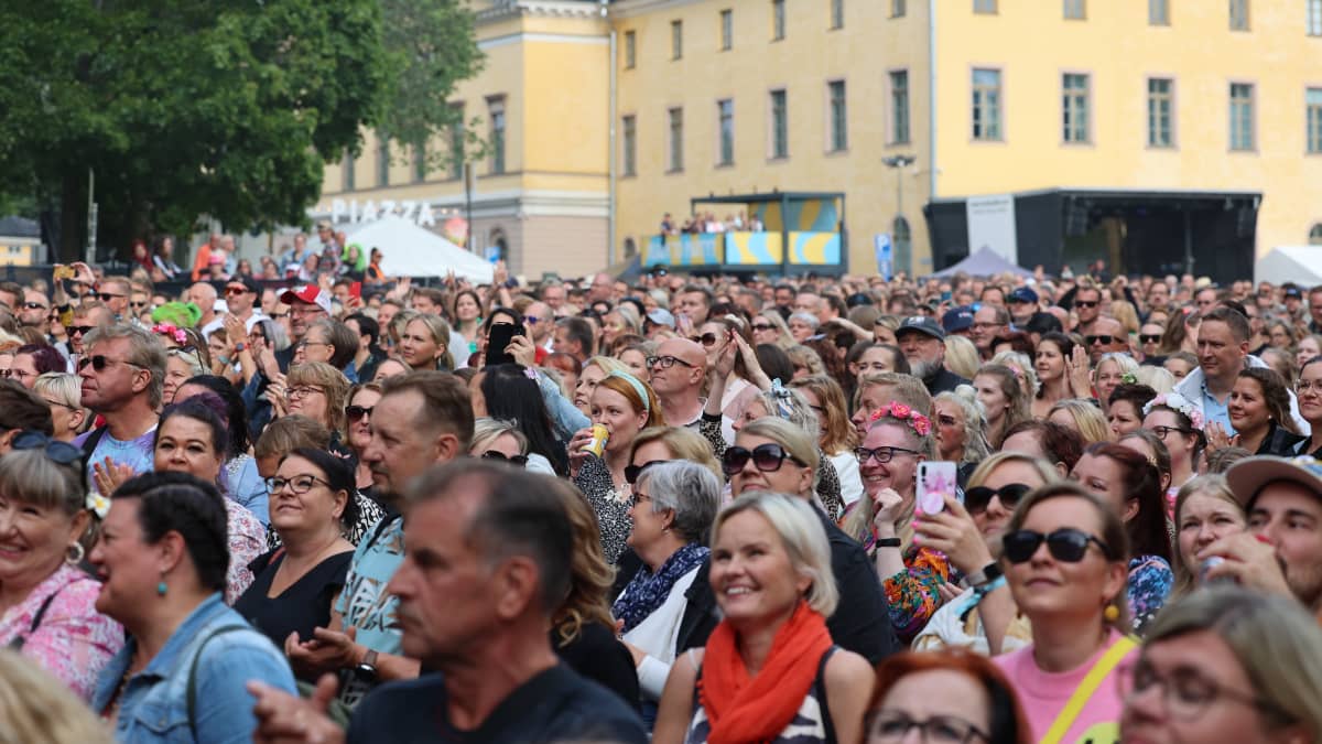 Yleisöjoukkoa festivaaleilla. 