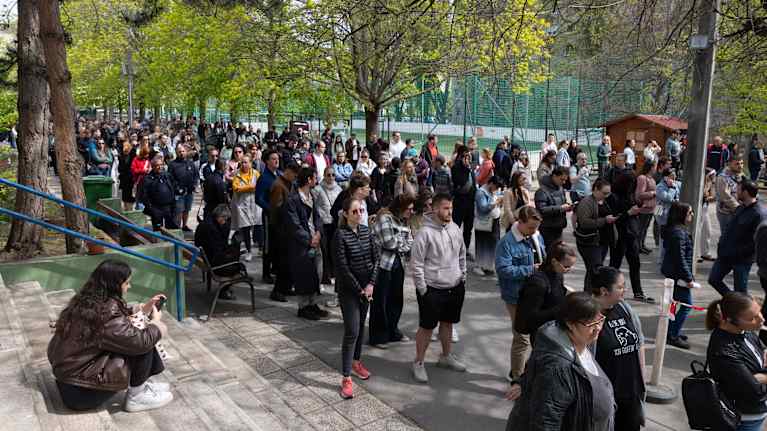 Unkarilaisia menossa äänestämään Gazkdagret-Csikihegyek Altalanosin koululle Budapestissä.