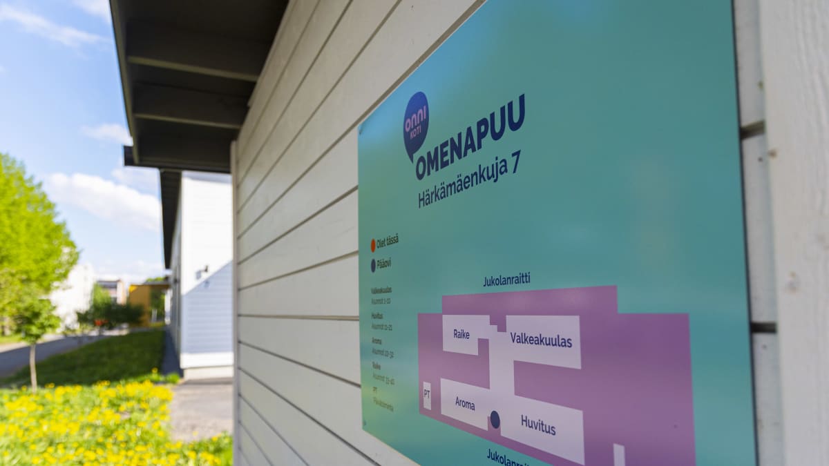 Onnikoti Omenapuun kulkukartta rakennuksen seinässä. 
