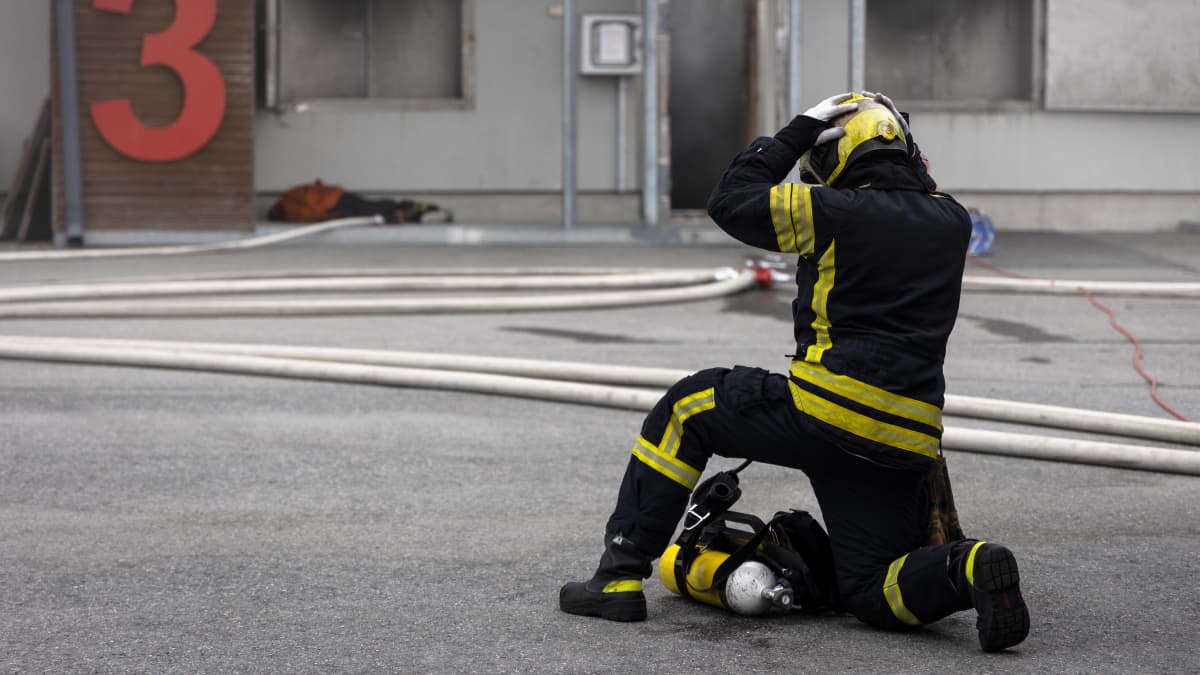 Pelastaja pukee varusteita Kuopion pelastusopiston harjoitusalueella.
