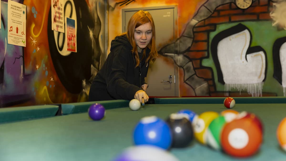 Jessica Göös pelaa biljardia. 