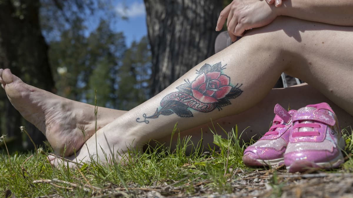 Naisen tatuoitu jalka.