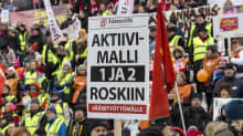Aktiivimallia vastustava mielenosoitus Helsingin Senaatintorilla helmikuussa 2018.
